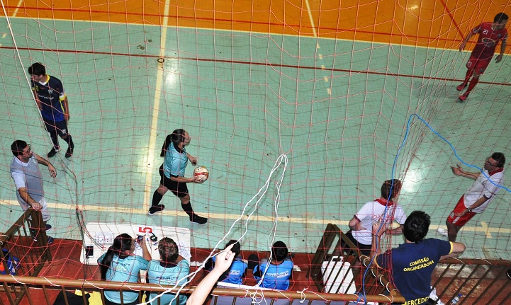 A dona do apito!!!         Novo Quedas Futsal “tropeça” em Mercedes dando chance de classificação ao adversário