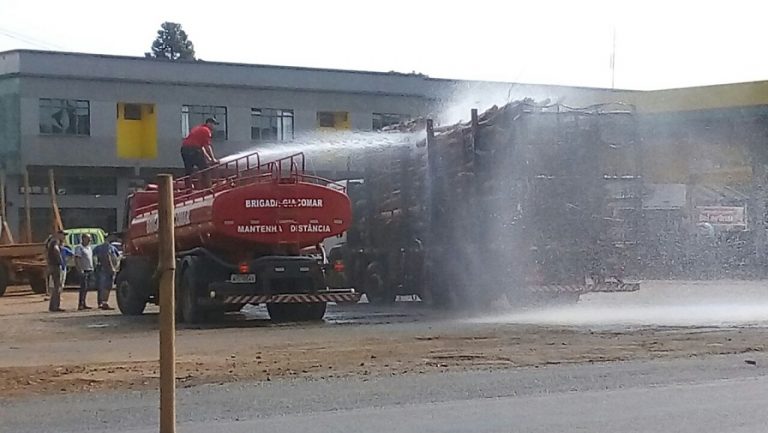 Brigada de incêndio é chamada para apagar carga de pinos em caminhão
