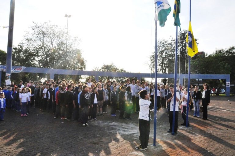 Alunos cantam os hinos do município e nacional na abertura da Semana da Pátria