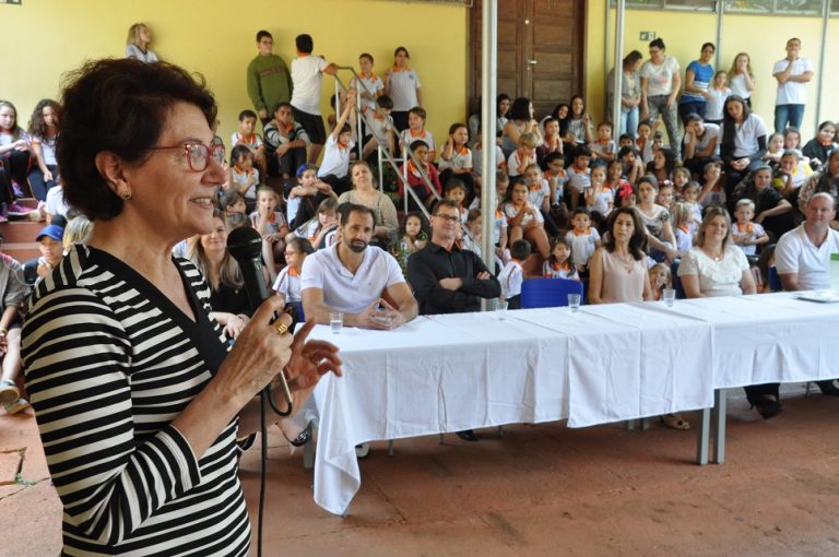 Secretária de Educação do Estado visita Colégio Castro Alves