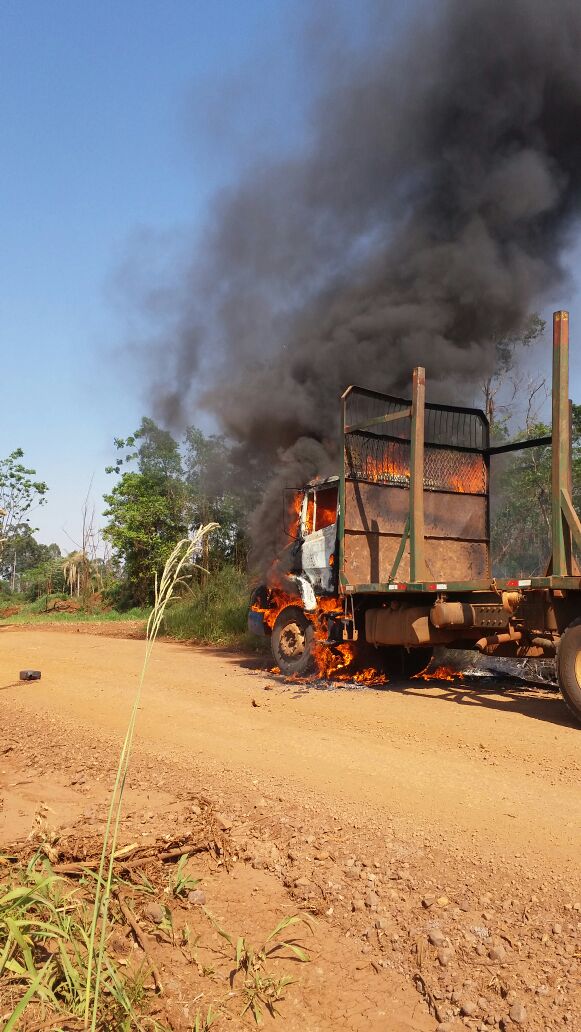 Caminhão é incendiado na estrada de Rio Bonito