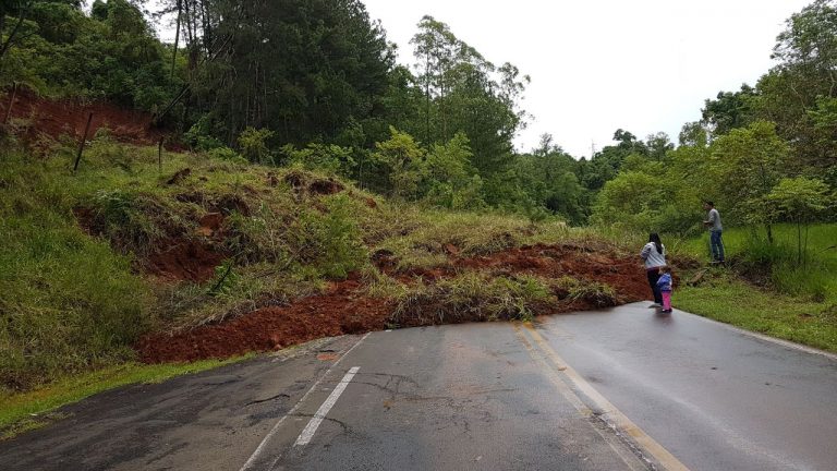 Chuvas causam deslizamento interditando a PR 475 próximo a Salto Osório (ATUALIZADA)