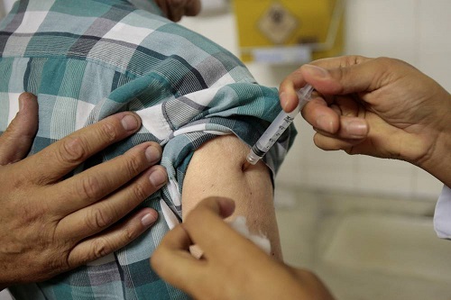Secretaria de Saúde disponibiliza vacina da febre amarela para quem for viajar