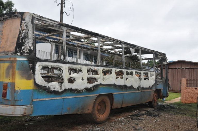 Ônibus escolar é incendiado no Alto Alegre