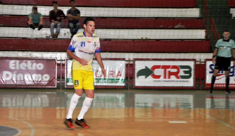 Wellinhton marca os três gols da vitória  do Quedas Futsal na estreia da Copa Chopinzinho