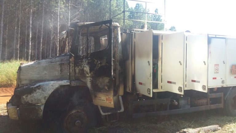 Caminhão prestador de serviço da Araupel é incendiado
