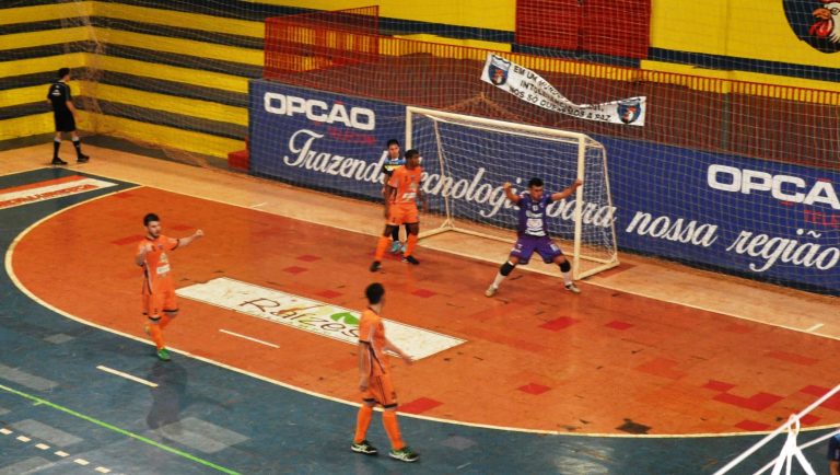 Nova Santa Rosa vence aumenta a crise no Constantini Quedas Futsal mas perde liderança do Grupo A