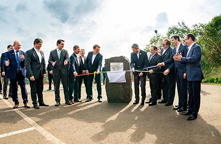 Presidentes do Brasil e Paraguai lançam pedra fundamental de Ponte da Integração