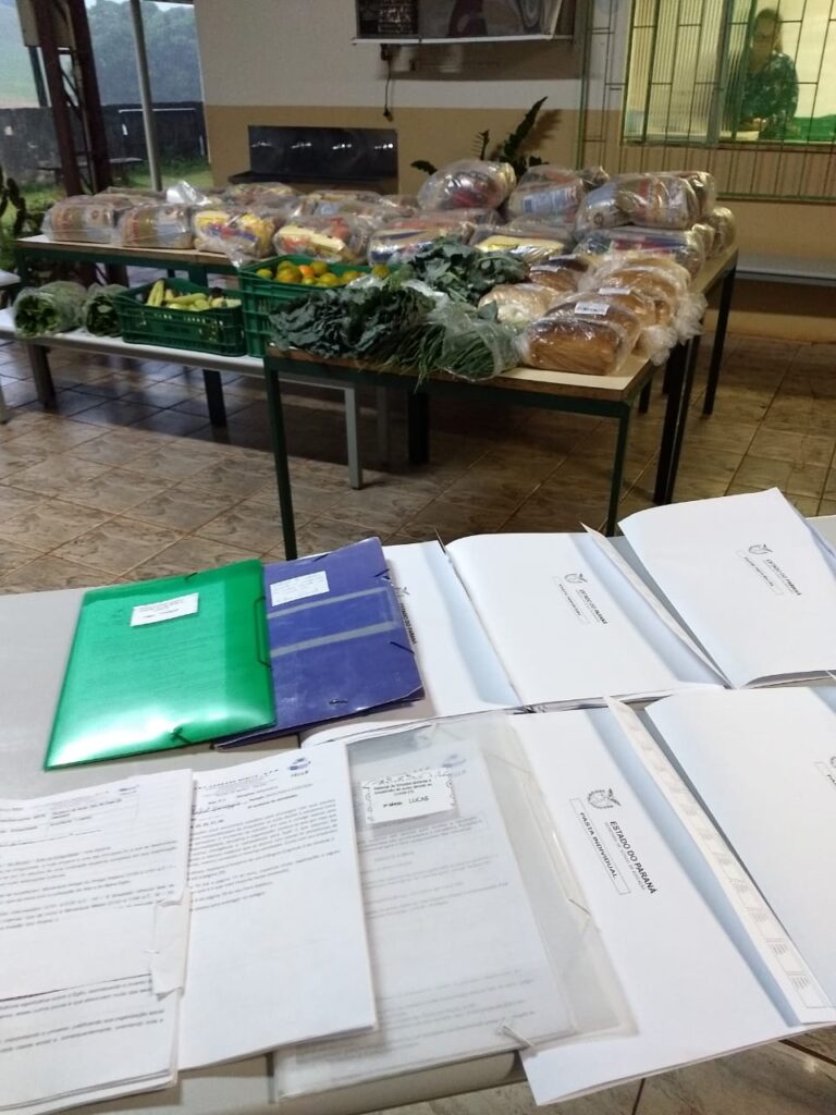 Escolas do NRE entregam de kits de merenda e materiais impressos