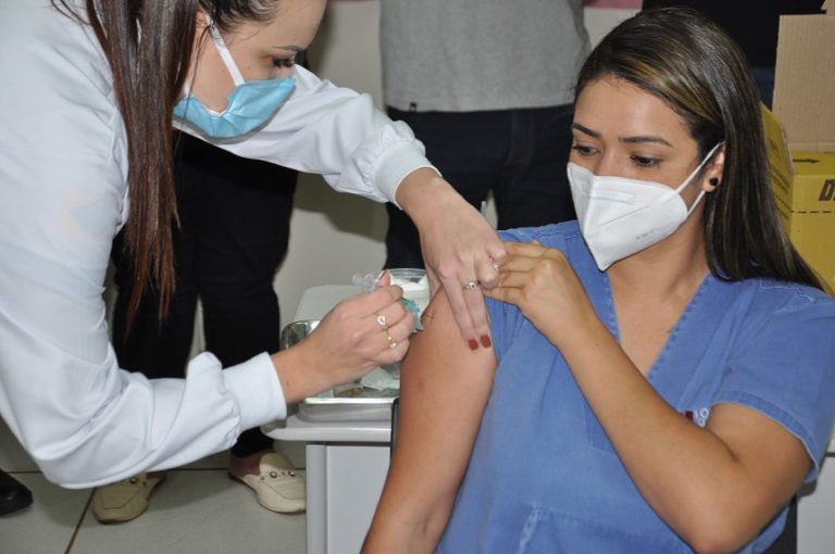 Vacina contra Covid-19 começa a ser aplicada em profissionais da saúde quedenses
