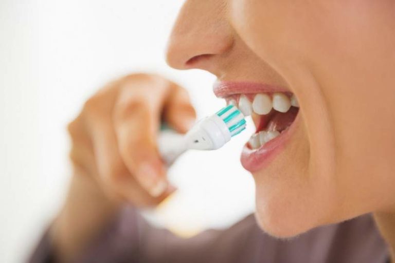 Dentes abertos, quebrados e até escovas de dentes usadas podem favorecer transmissão da Covid-19