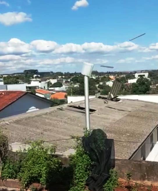 Vídeo mostra vento arrancando o telhado da Aciqi em Quedas do Iguaçu