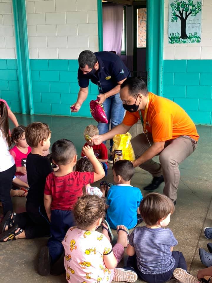Dia das Crianças: Cresol em parceria com o Rotary entregam doces e brinquedos a crianças dos CMEIs