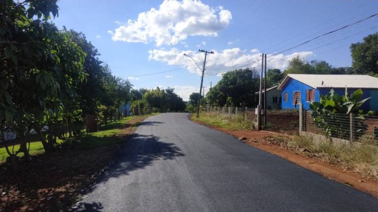 Estrada de acesso a PR 473 na Vila Rural está recebendo camada asfáltica