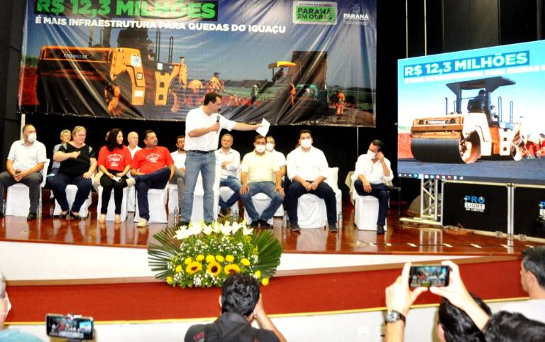 Governador Ratinho Junior confirma compromisso de construir 500 casas populares em Quedas do Iguaçu