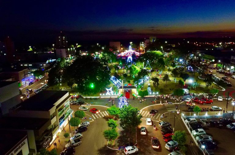Milhares de pessoas participam da abertura do Natal de Luz  em Quedas do Iguaçu
