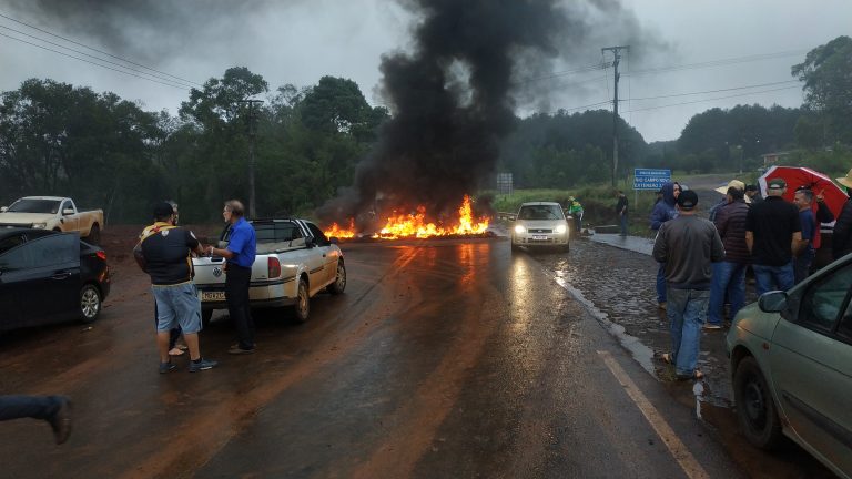 Manifestação pós eleição fecha PR 473 em Quedas do Iguaçu