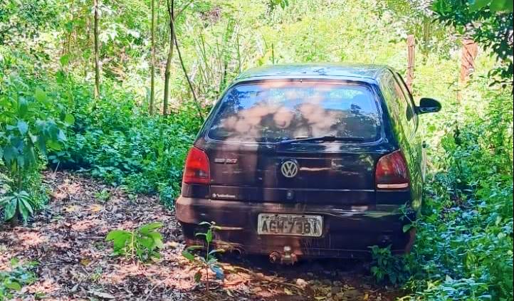 Veículo furtado é encontrado em matagal e recuperado pela polícia