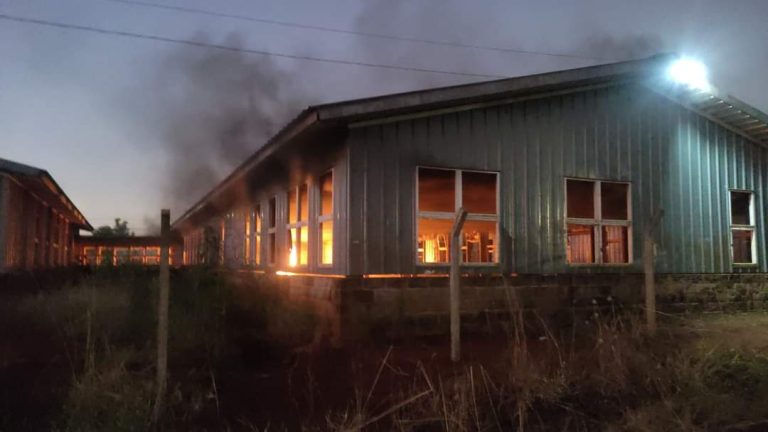 Vândalos ateiam fogo em obras abandonadas de hospital regional