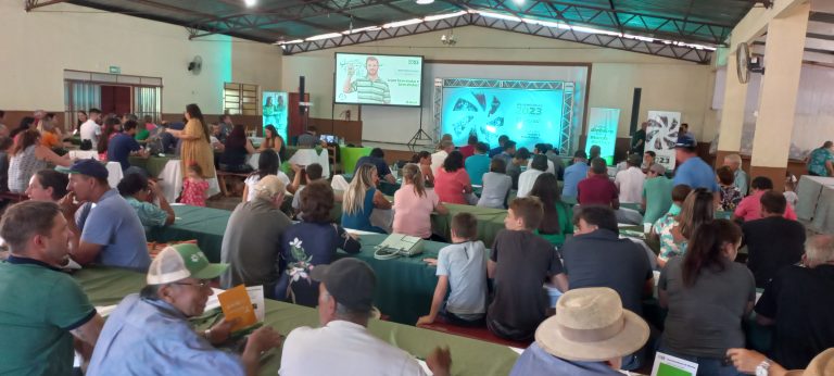Associados Sicredi Grandes Lagos Espigão Alto do Iguaçu participam de assembleia