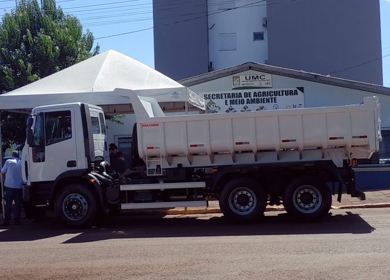 Novo caminhão basculante adquirido pela prefeitura irá favorecer a agricultura familiar quedense