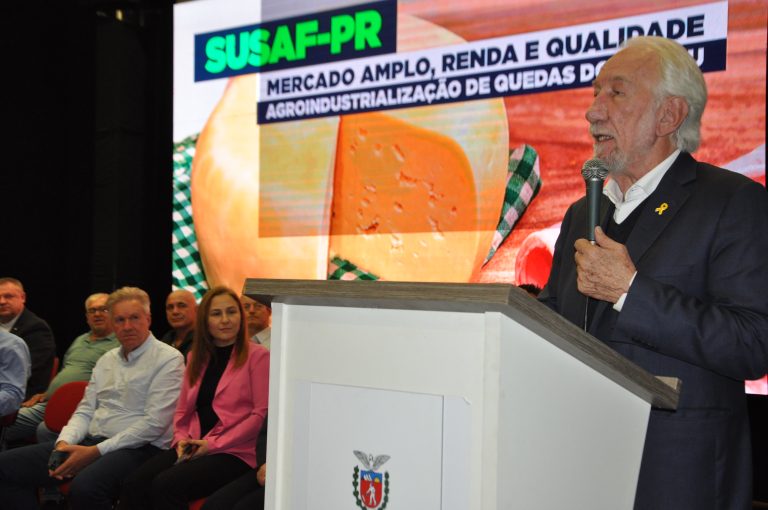 Vice governador Darci Piana entrega certificado de adesão ao SUSAF Paraná a Quedas do Iguaçu