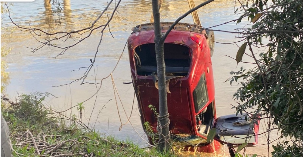 Carro é encontrado submerso no Rio Iguaçu com 4 pessoas dentro
