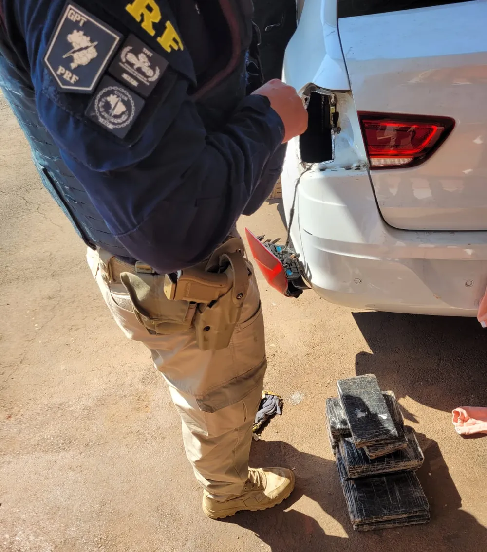Policial Militar é presa com 30 quilos de cocaína escondido em veículo na lanterna traseira