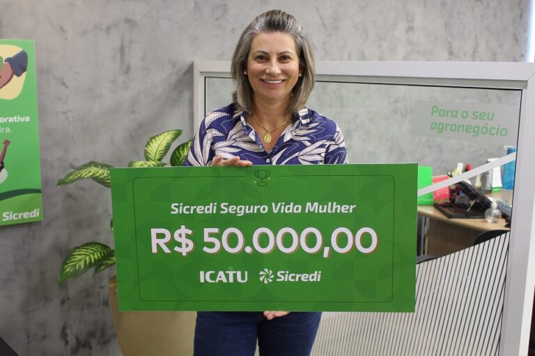 Sicredi Grandes Lagos e Icatu Seguros fazem entrega de prêmio de R$ 50 mil para associada de Nova Laranjeiras
