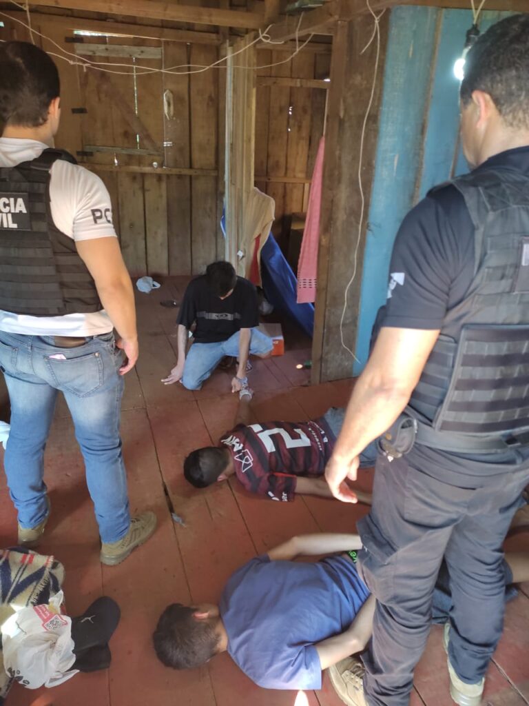 Polícia Civil prende quatro elementos suspeitos de ligação com o tráfico de drogas na Vila Dias